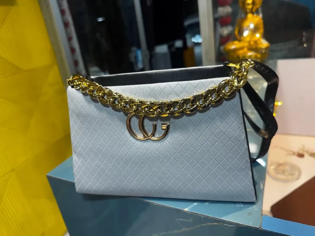 Elegant white chain handbag